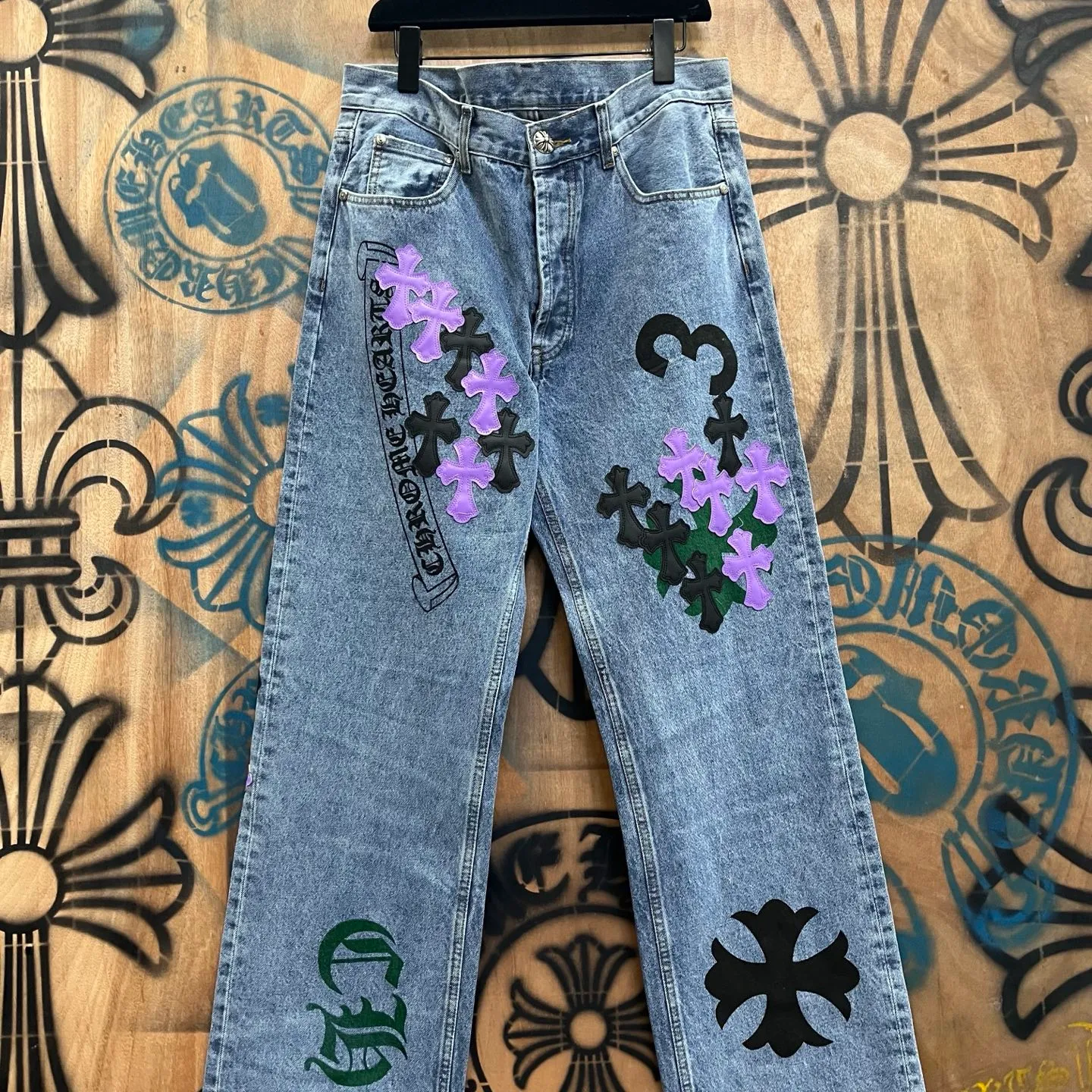 P610 Chrome Hearts Limited Series New City Limited Jeans Chrome Hearts City Limited Jeans vintage levis American made 501 505 517 base remake Levi's American 501 base imported sheepskin 925 silver remake Customers provide waist and pants length or height and weight. The studio will select the most suitable base for you to remake. There are many people doing remakes in the market. Don't belittle or comment. The difference is visible to the naked eye. See and compare for yourself #CHROME HEARTS Unisex style